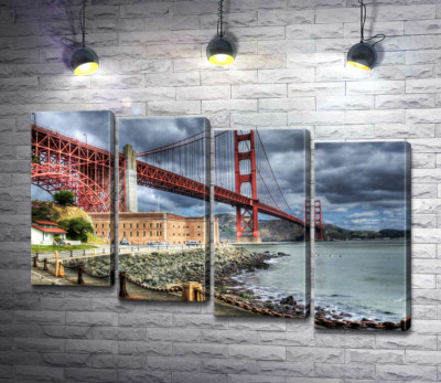 Багровый мост "Золотые ворота" (Golden Gate Bridge) упирается в грозовые тучи