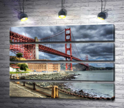 Багряний міст "Золоті ворота" (Golden Gate Bridge) впирається в грозові хмари