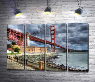 Багряний міст "Золоті ворота" (Golden Gate Bridge) впирається в грозові хмари