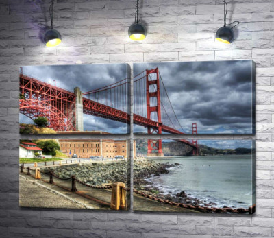 Модульная картина "Багровый мост "Золотые ворота" (Golden Gate Bridge) упирается в грозовые тучи"