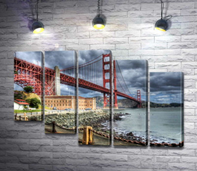Модульна картина "Багряний міст "Золоті ворота" (Golden Gate Bridge) впирається в грозові хмари"