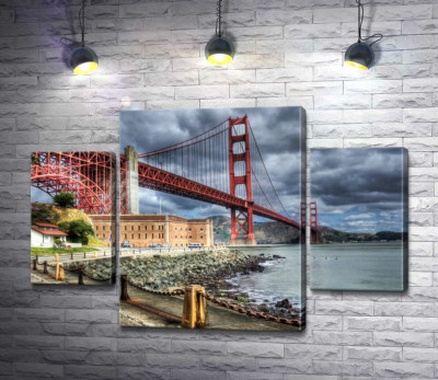 Багровый мост "Золотые ворота" (Golden Gate Bridge) упирается в грозовые тучи