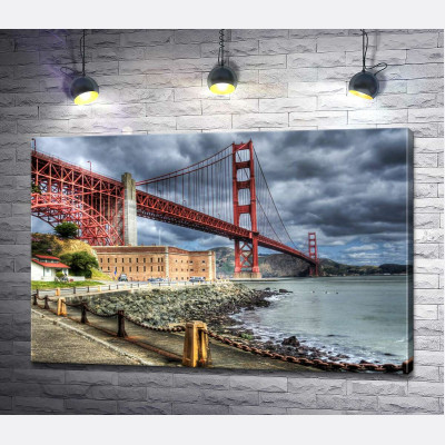 Багровый мост "Золотые ворота" (Golden Gate Bridge) упирается в грозовые тучи