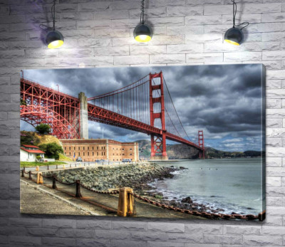 Багровый мост "Золотые ворота" (Golden Gate Bridge) упирается в грозовые тучи