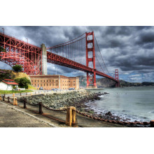Багряний міст "Золоті ворота" (Golden Gate Bridge) впирається в грозові хмари