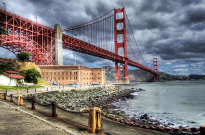 Багряний міст "Золоті ворота" (Golden Gate Bridge) впирається в грозові хмари