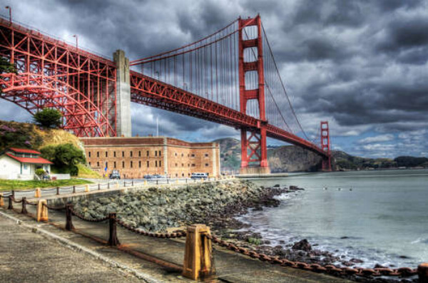 Багровый мост "Золотые ворота" (Golden Gate Bridge) упирается в грозовые тучи