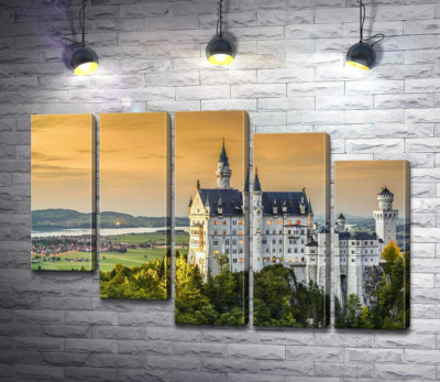 Казковий краєвид на "Замок лебедя" (Neuschwanstein)