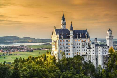 Казковий краєвид на "Замок лебедя" (Neuschwanstein)