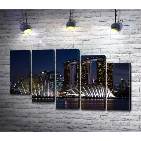 Химерні форми будинків на набережній Сінгапуру