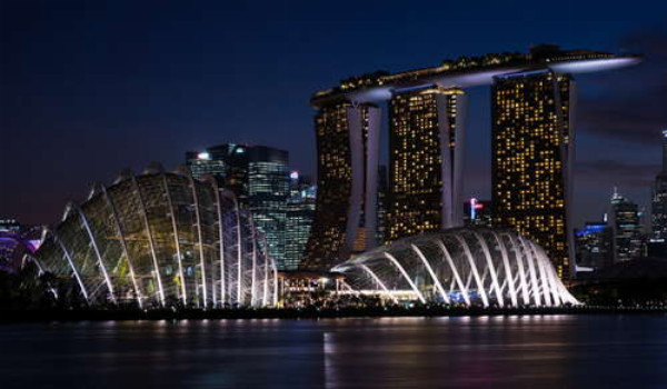 Причудливые формы домов на набережной Сингапура