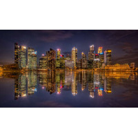Зеркальные отражения ночных домов у набережной Сингапура