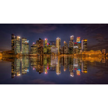 Дзеркальні відображення нічних будинків біля набережної Сінгапуру