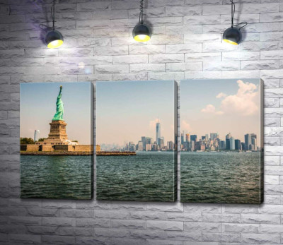 Статуя Свободы (Statue of Liberty) возвышается над водами залива