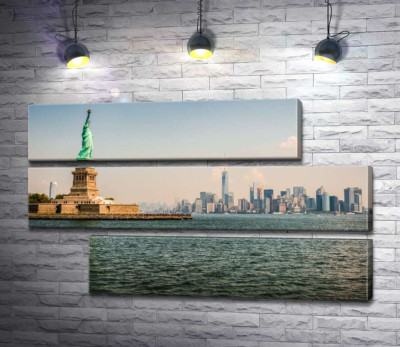 Статуя Свободи (Statue of Liberty) височіє над водами затоки