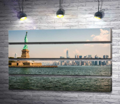 Модульная картина "Статуя Свободы (Statue of Liberty) возвышается над водами залива"