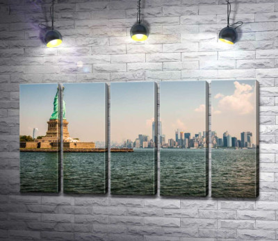 Модульна картина "Статуя Свободи (Statue of Liberty) височіє над водами затоки"