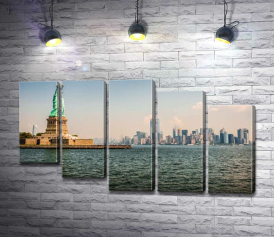 Модульная картина "Статуя Свободы (Statue of Liberty) возвышается над водами залива"