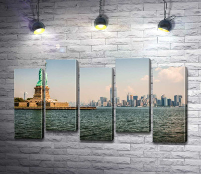 Модульная картина "Статуя Свободы (Statue of Liberty) возвышается над водами залива"