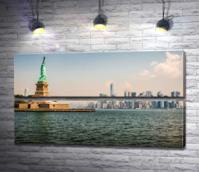 Статуя Свободы (Statue of Liberty) возвышается над водами залива