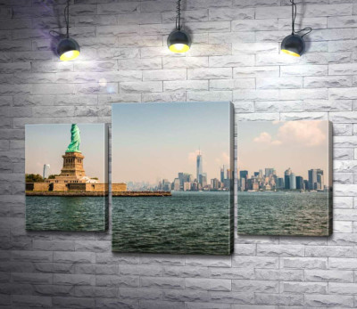 Модульна картина "Статуя Свободи (Statue of Liberty) височіє над водами затоки"