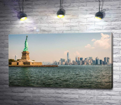 Статуя Свободы (Statue of Liberty) возвышается над водами залива
