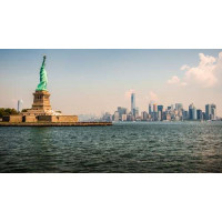 Статуя Свободы (Statue of Liberty) возвышается над водами залива