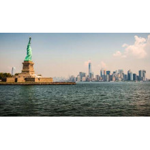 Статуя Свободи (Statue of Liberty) височіє над водами затоки