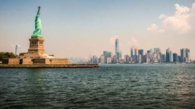 Статуя Свободи (Statue of Liberty) височіє над водами затоки