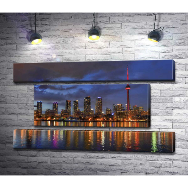 Свет от небоскребов Торонто падает на тихие воды озера Онтарио