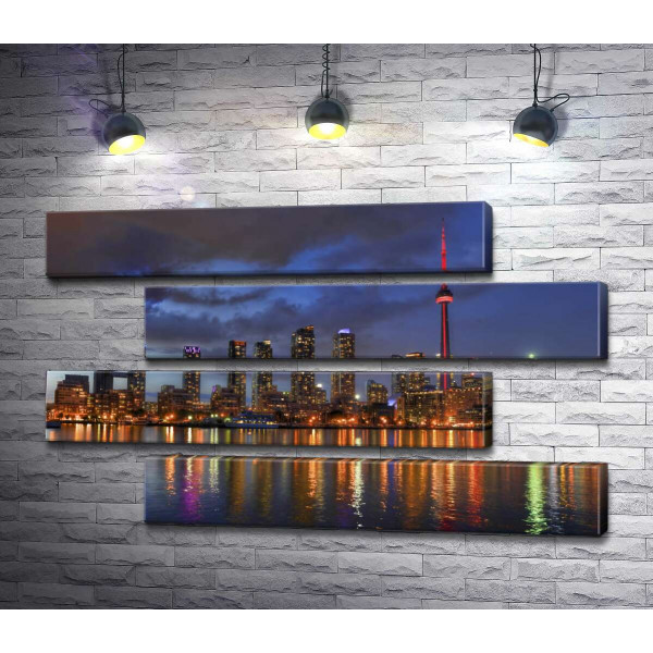 Свет от небоскребов Торонто падает на тихие воды озера Онтарио