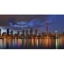 Світло від хмарочосів Торонто падає на тихі води озера Онтаріо 