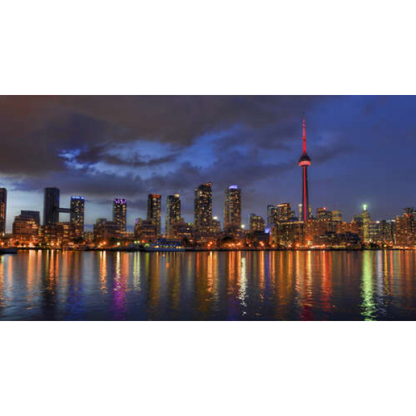 Світло від хмарочосів Торонто падає на тихі води озера Онтаріо 