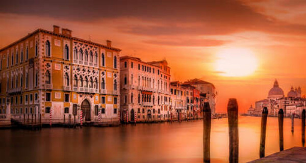 Цитрусовые оттенки оранжевого заполонили небо Венеции