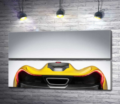 Плавні вигини бампера суперкара McLaren P1