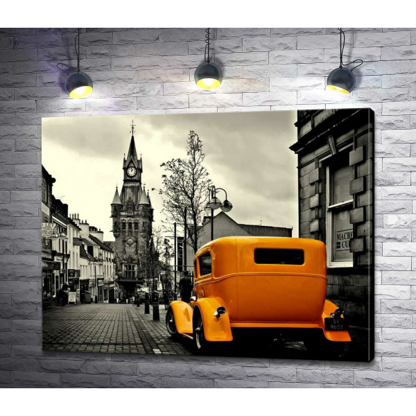 Солнечный ретро автомобиль на пасмурной улице шотландского городка