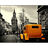 Солнечный ретро автомобиль на пасмурной улице шотландского городка