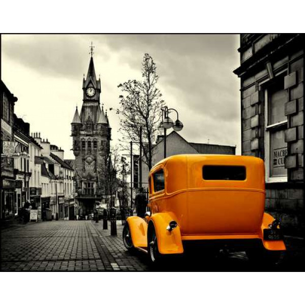 Сонячний ретро автомобіль на похмурій вулиці шотландського містечка