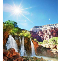 Высушенные солнцем скалы возвышаются над водопадом с питательной влагой