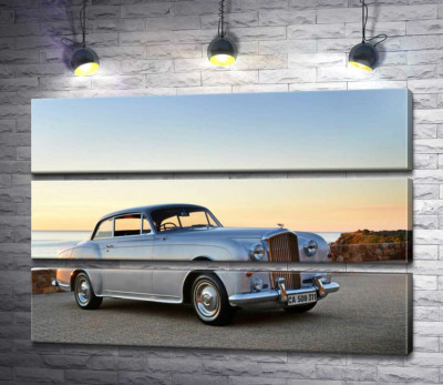 Серый автомобиль Bentley S2 на фоне морского берега