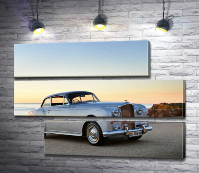 Модульная картина "Серый автомобиль Bentley S2 на фоне морского берега"