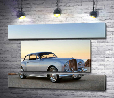 Серый автомобиль Bentley S2 на фоне морского берега