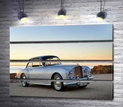 Модульная картина "Серый автомобиль Bentley S2 на фоне морского берега"