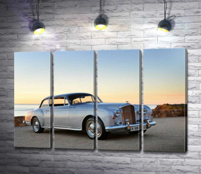 Модульная картина "Серый автомобиль Bentley S2 на фоне морского берега"