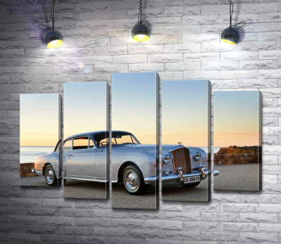 Модульна картина "Сірий автомобіль Bentley S2 на фоні морського берега"