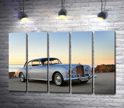 Модульная картина "Серый автомобиль Bentley S2 на фоне морского берега"