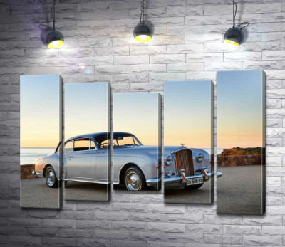 Модульна картина "Сірий автомобіль Bentley S2 на фоні морського берега"