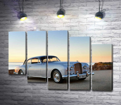 Серый автомобиль Bentley S2 на фоне морского берега