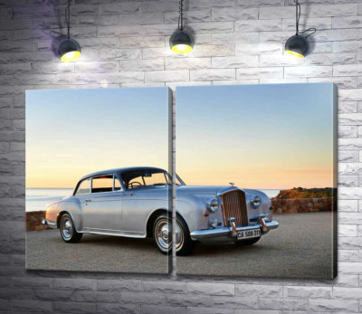 Модульна картина "Сірий автомобіль Bentley S2 на фоні морського берега"