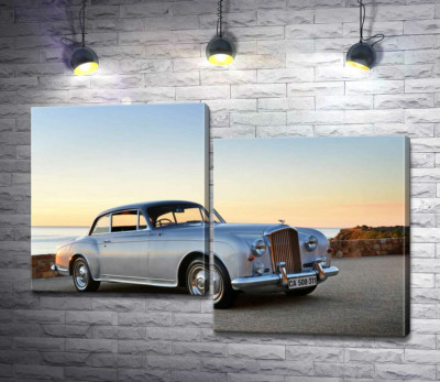 Модульна картина "Сірий автомобіль Bentley S2 на фоні морського берега"